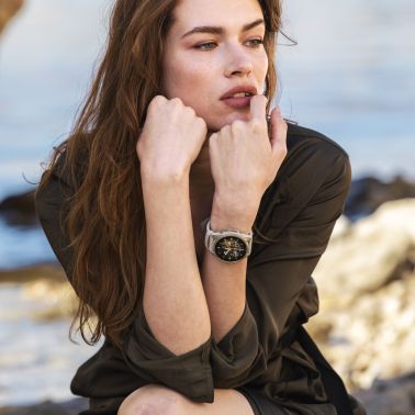 Montre Garmin Fénix 8 AMOLED Sapphire Titane Soft Gold bracelets cuir beige et silicone gris cendré 43 mm