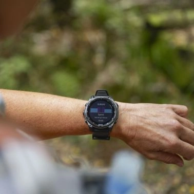 Montre Garmin Fénix 8 Sapphire Solar Edition Titane Carbon Gray DLC bracelet silicone noir 47 mm