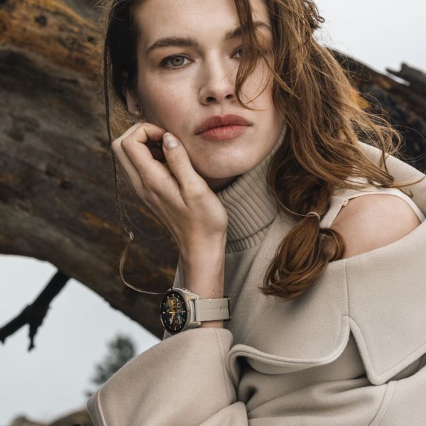 Montre Garmin Fénix 8 AMOLED Sapphire Titane Soft Gold bracelet silicone gris cendré 43 mm