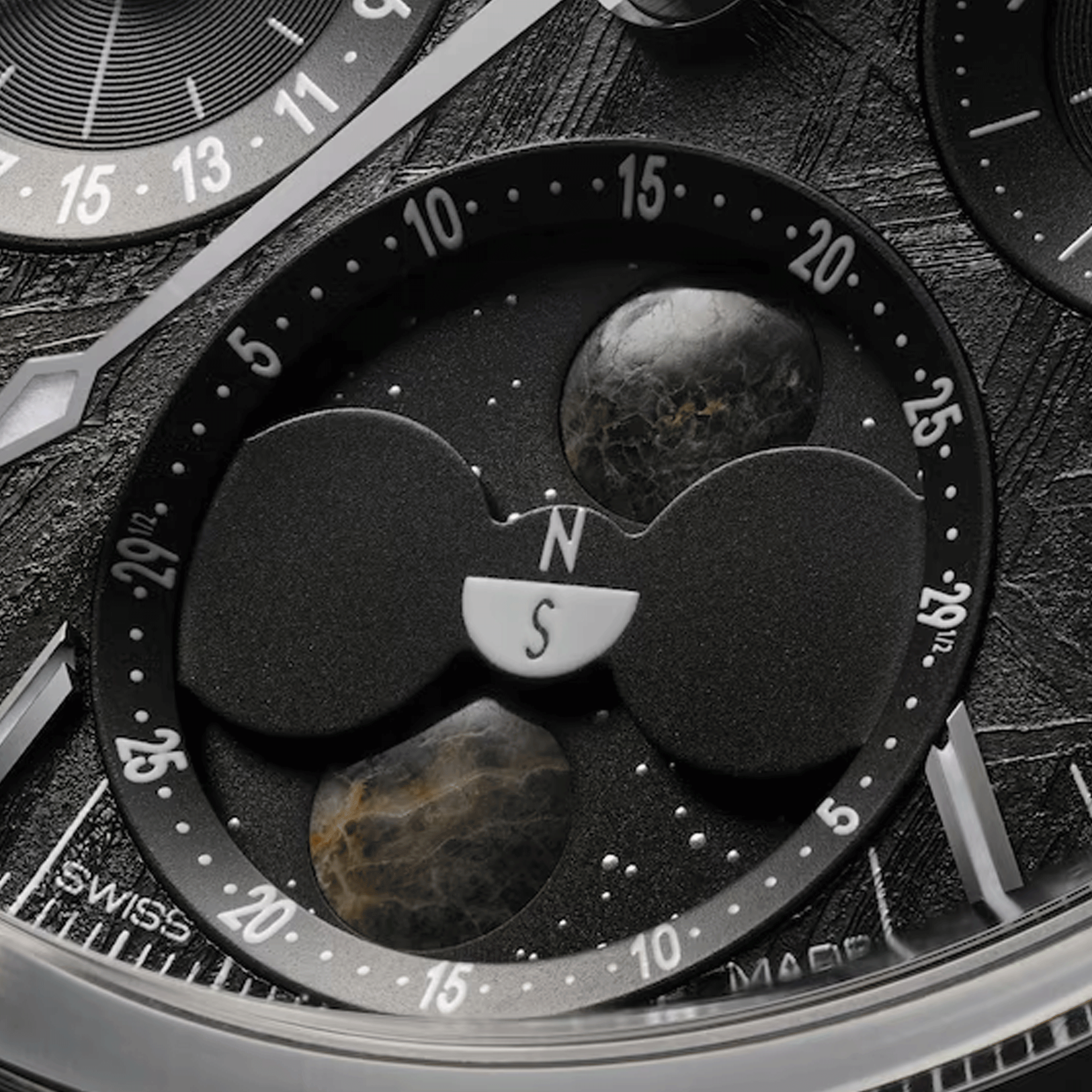 Montre Omega Speedmaster Moonphase Co-Axial Master Chronometer Météorite 43 mm 304.30.43.52.01.001