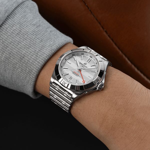 Montre Breitling Chronomat GMT Six Nations Angleterre automatique cadran argent bracelet acier 40 mm A323985B1A1A1