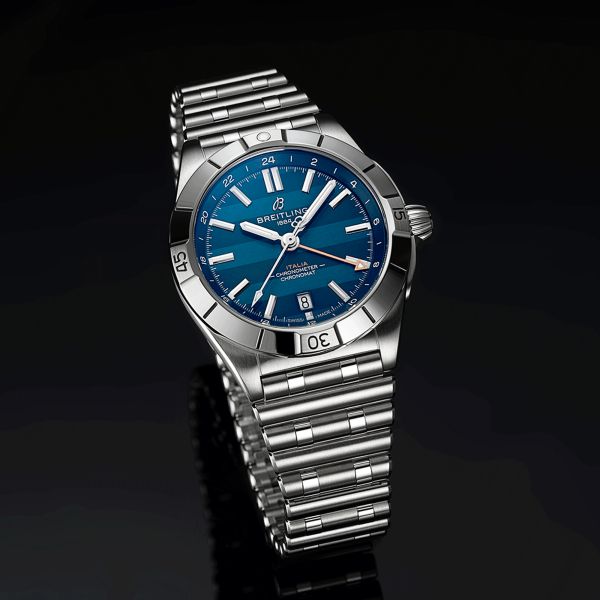 Montre Breitling Chronomat GMT Six Nations Italie automatique cadran bleu bracelet acier 40 mm A323981C1C1A1
