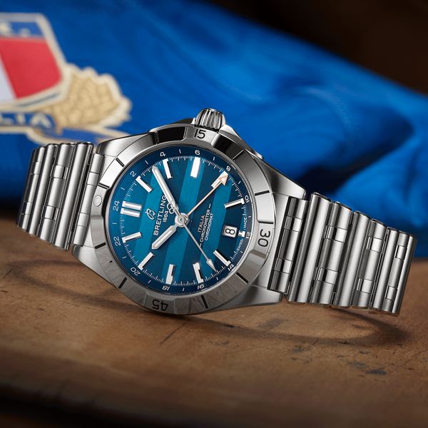 Montre Breitling Chronomat GMT Six Nations Italie automatique cadran bleu bracelet acier 40 mm A323981C1C1A1