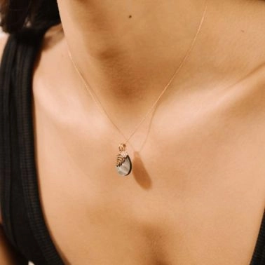 Pendentif Ginette NY Lotus charm en or rose et diamants