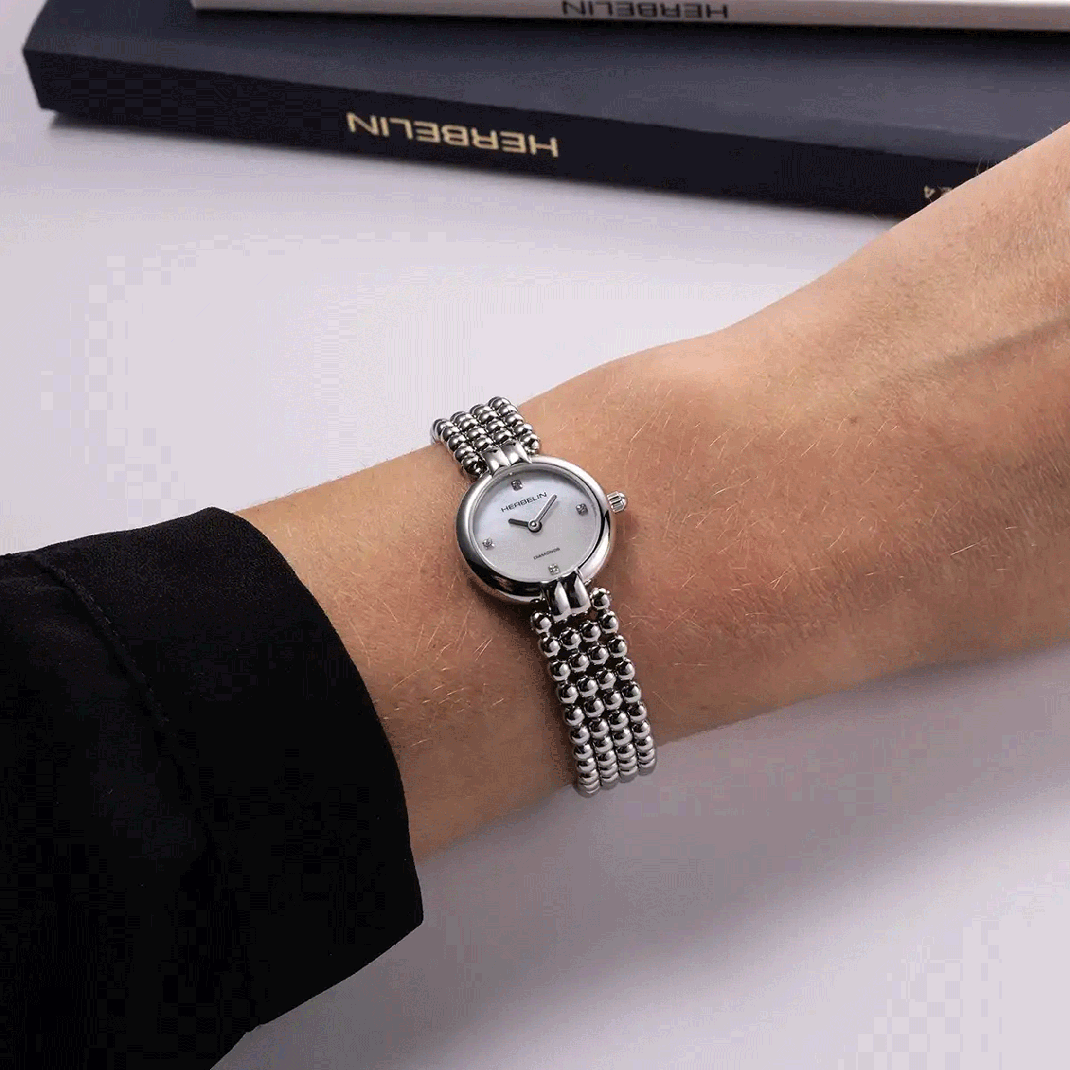 Montre Herbelin Perles quartz index diamants cadran nacre blanche bracelet acier 22 mm 17433B89