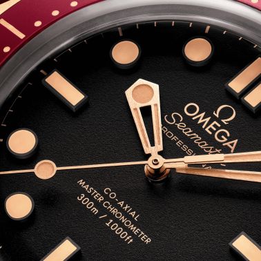 Montre Omega Seamaster Diver 300m Bronze Gold & Burgundy Co-Axial Master Chronometer cadran noir bracelet milanais 42 mm