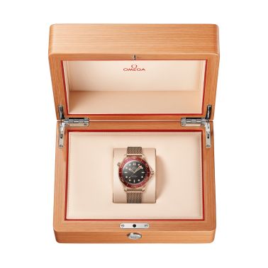 Montre Omega Seamaster Diver 300m Bronze Gold & Burgundy Co-Axial Master Chronometer cadran noir bracelet milanais 42 mm