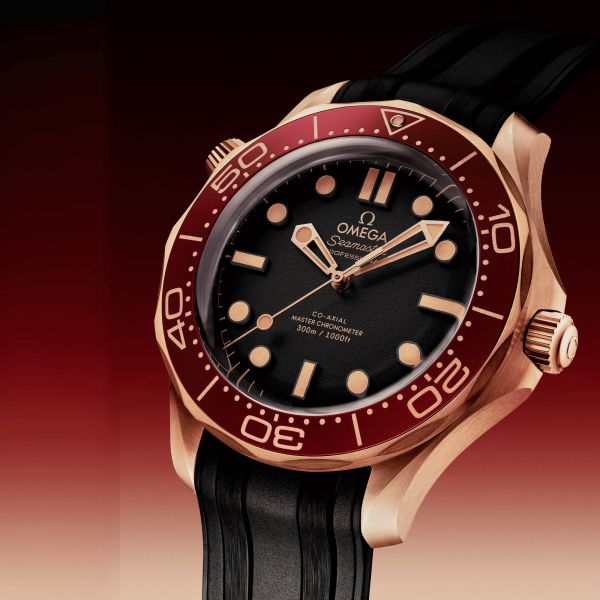 Montre Omega Seamaster Diver 300m Bronze Gold & Burgundy Co-Axial Master Chronometer cadran noir bracelet caoutchouc 42 mm