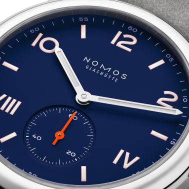Montre NOMOS Club Campus Night Sky mécanique fond saphir cadran bleu bracelet velours gris 36 mm