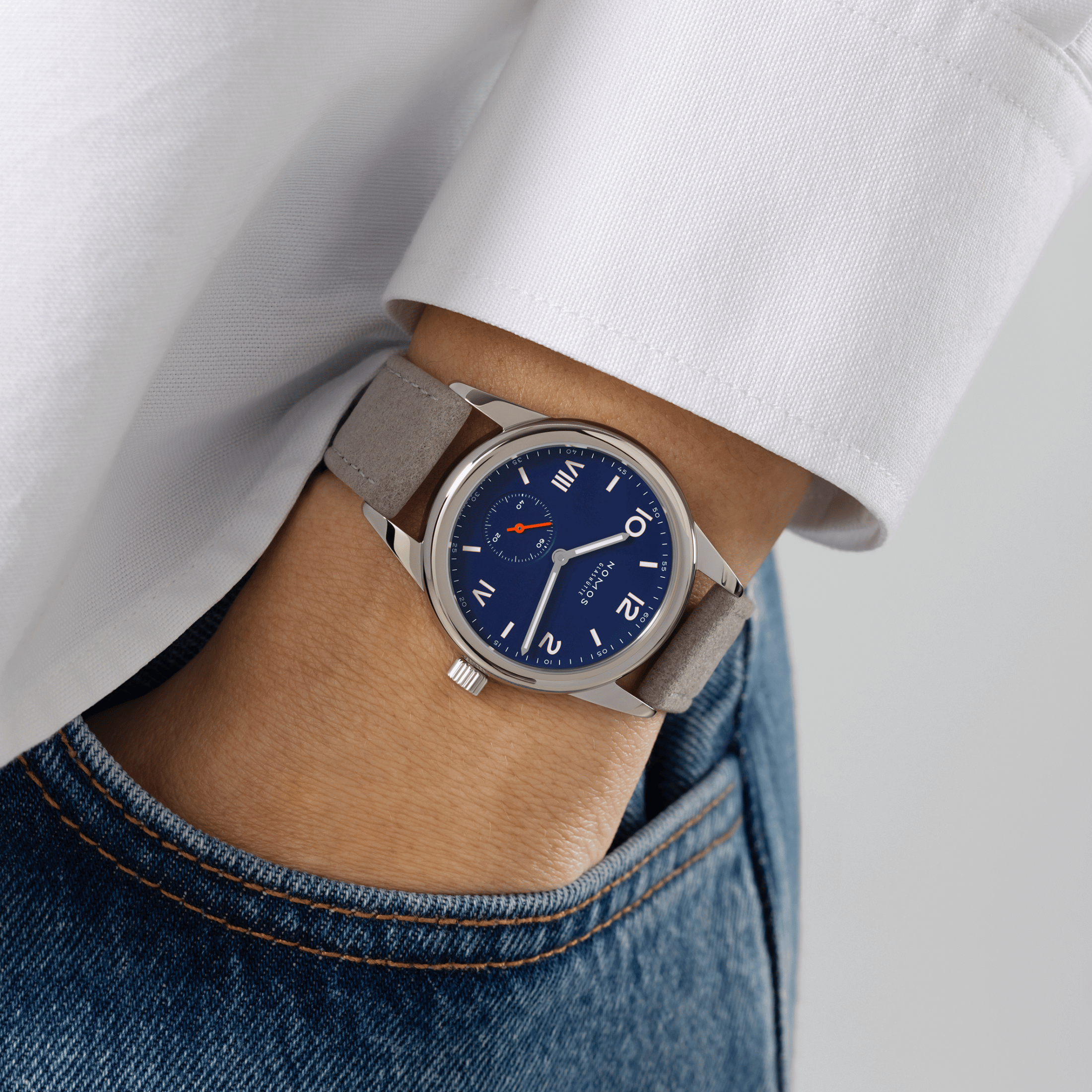 Montre NOMOS Club Campus Night Sky mécanique fond saphir cadran bleu bracelet velours gris 36 mm
