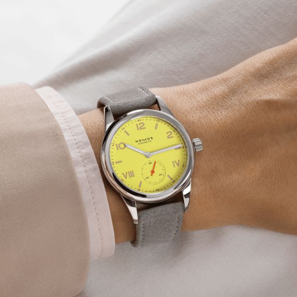 Montre NOMOS Club Campus Starlight mécanique fond saphir cadran jaune bracelet velours gris 36 mm