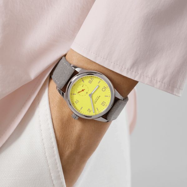 Montre NOMOS Club Campus Starlight mécanique fond acier cadran jaune bracelet velours gris 36 mm