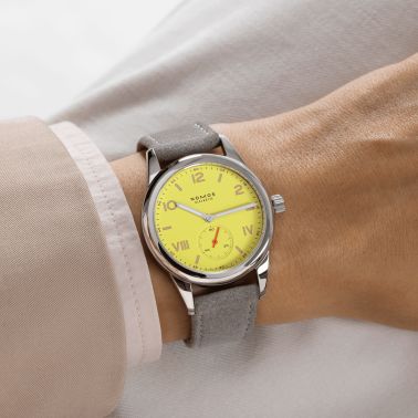 Montre NOMOS Club Campus Starlight mécanique fond acier cadran jaune bracelet velours gris 36 mm