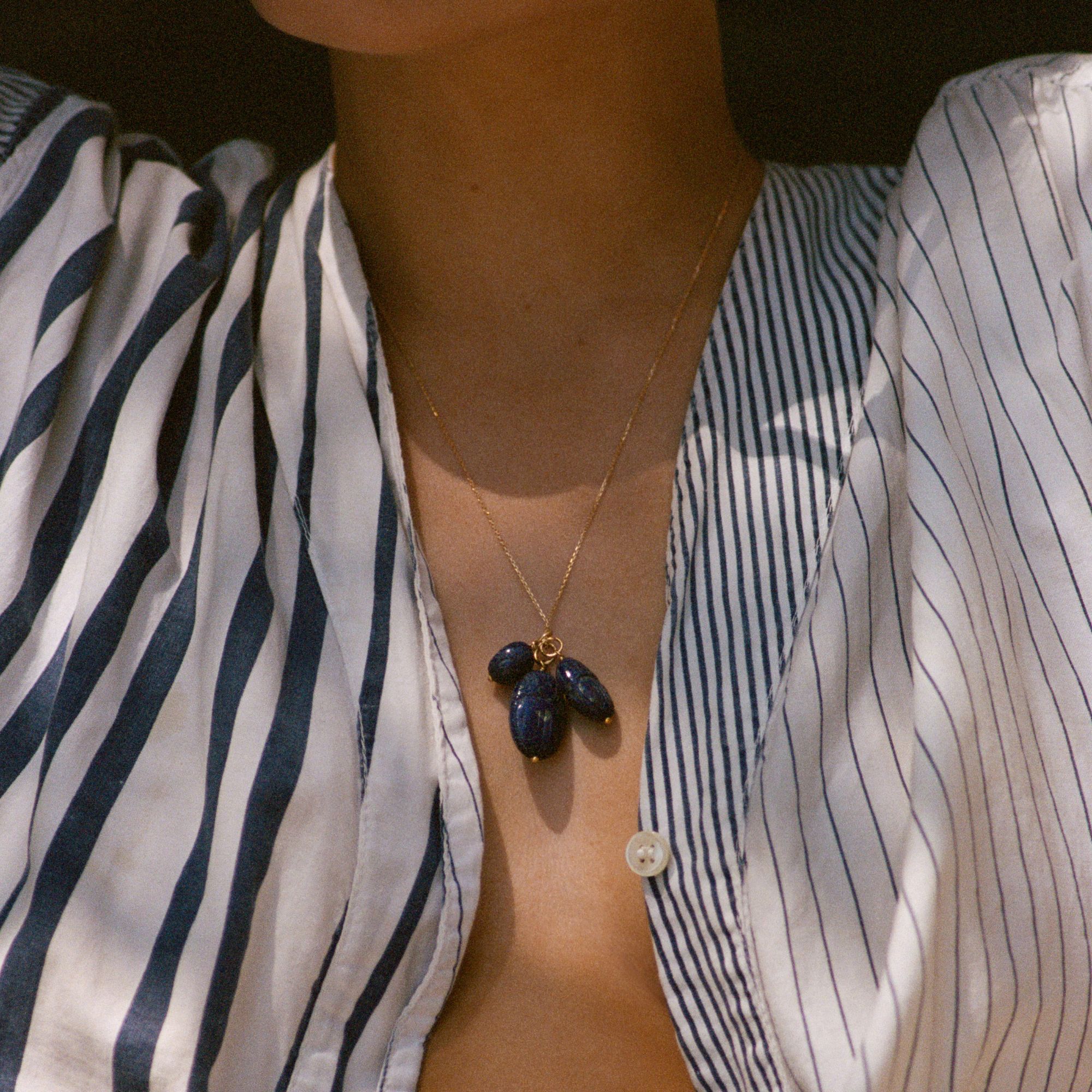 Pendentif Aurélie Bidermann Scarabée Grand modèle en or jaune et lapis lazuli