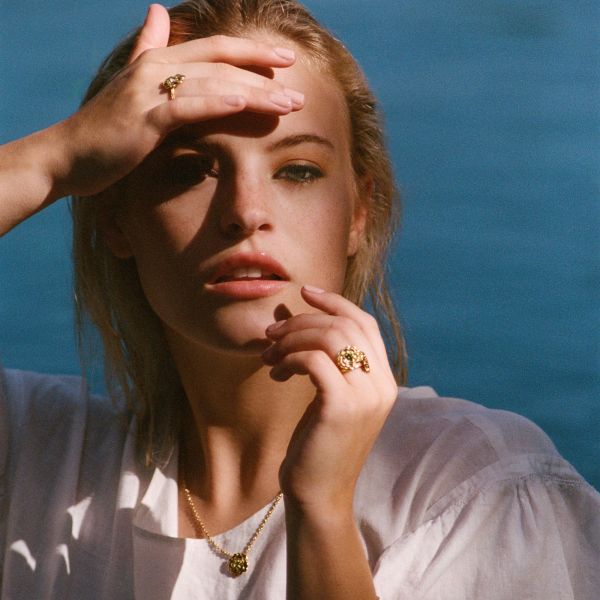 Boucle d'oreille Aurélie Bidermann Bouquet Pâquerette en or jaune et grenat rhodolite