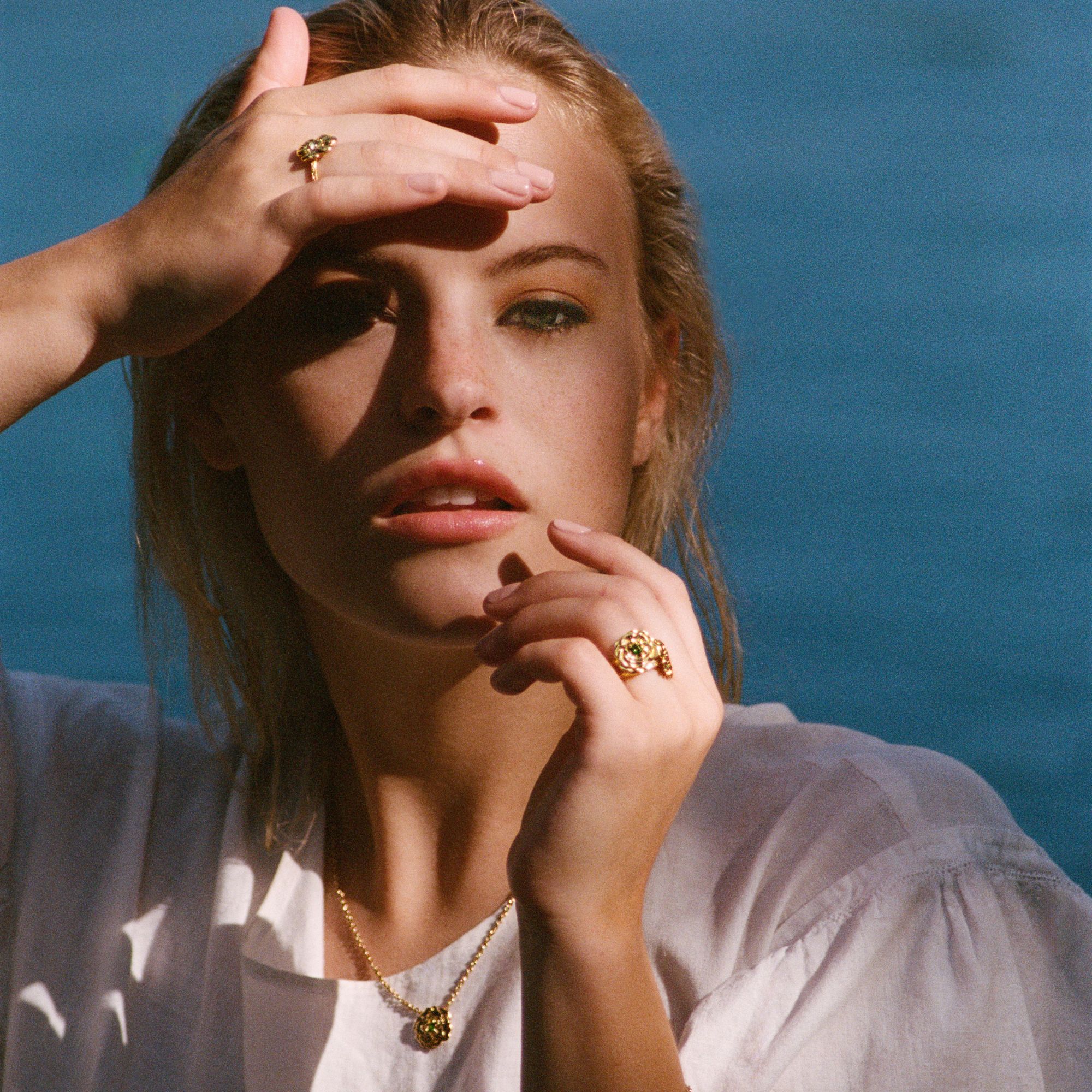 Boucle d'oreille Aurélie Bidermann Bouquet Pâquerette en or jaune et grenat rhodolite