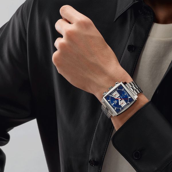 Montre TAG Heuer Monaco Calibre HEUER 02 cadran bleu bracelet acier 39 mm CBL2111.BA0644