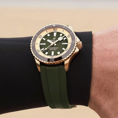 Montre Breitling Superocean Bronze automatique cadran vert bracelet caoutchouc vert 42 mm N17375201L1S1