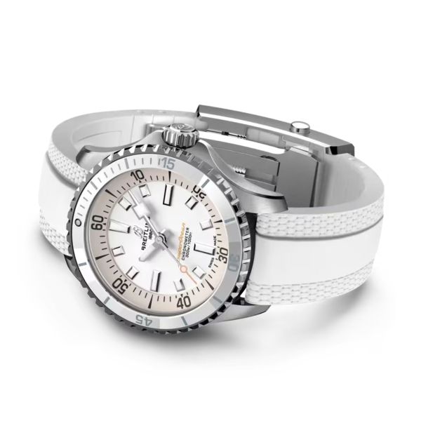 Montre Breitling Superocean automatique cadran blanc bracelet caoutchouc blanc 36 mm