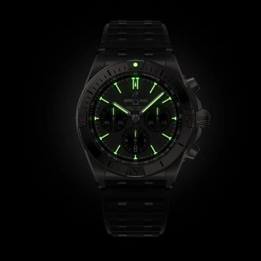 Montre Breitling Chronomat B01 Titanium automatique cadran anthracite bracelet caoutchouc noir 42 mm