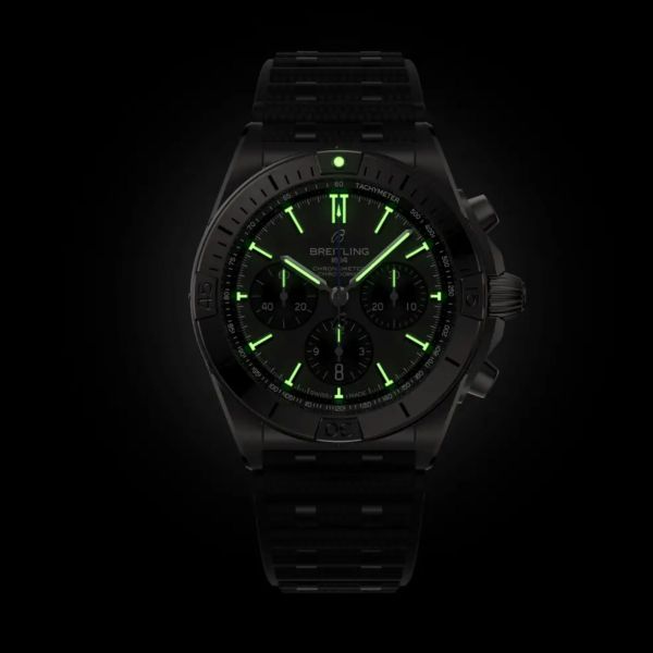 Montre Breitling Chronomat B01 Titanium automatique cadran anthracite bracelet caoutchouc noir 42 mm