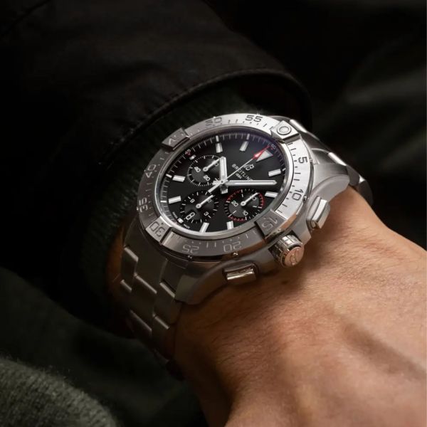 Montre Breitling Avenger B01 Chronograph automatique cadran noir bracelet acier 44 mm