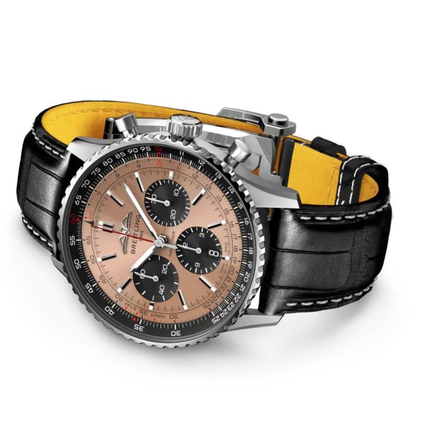 Montre Breitling Navitimer automatique B01 Chronographe cadran cuivre bracelet cuir noir 43 mm