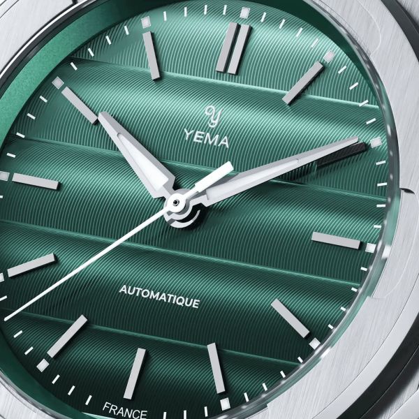 Montre Yema Wristmaster Traveller automatique cadran vert bracelet acier 39 mm