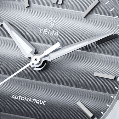 Montre Yema Wristmaster Traveller automatique cadran gris bracelet acier 39 mm