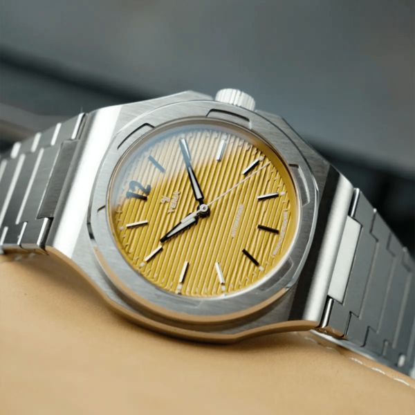 Montre Yema Wristmaster Slim CMM.20 Micro-Rotor automatique cadran jaune bracelet acier 39 mm