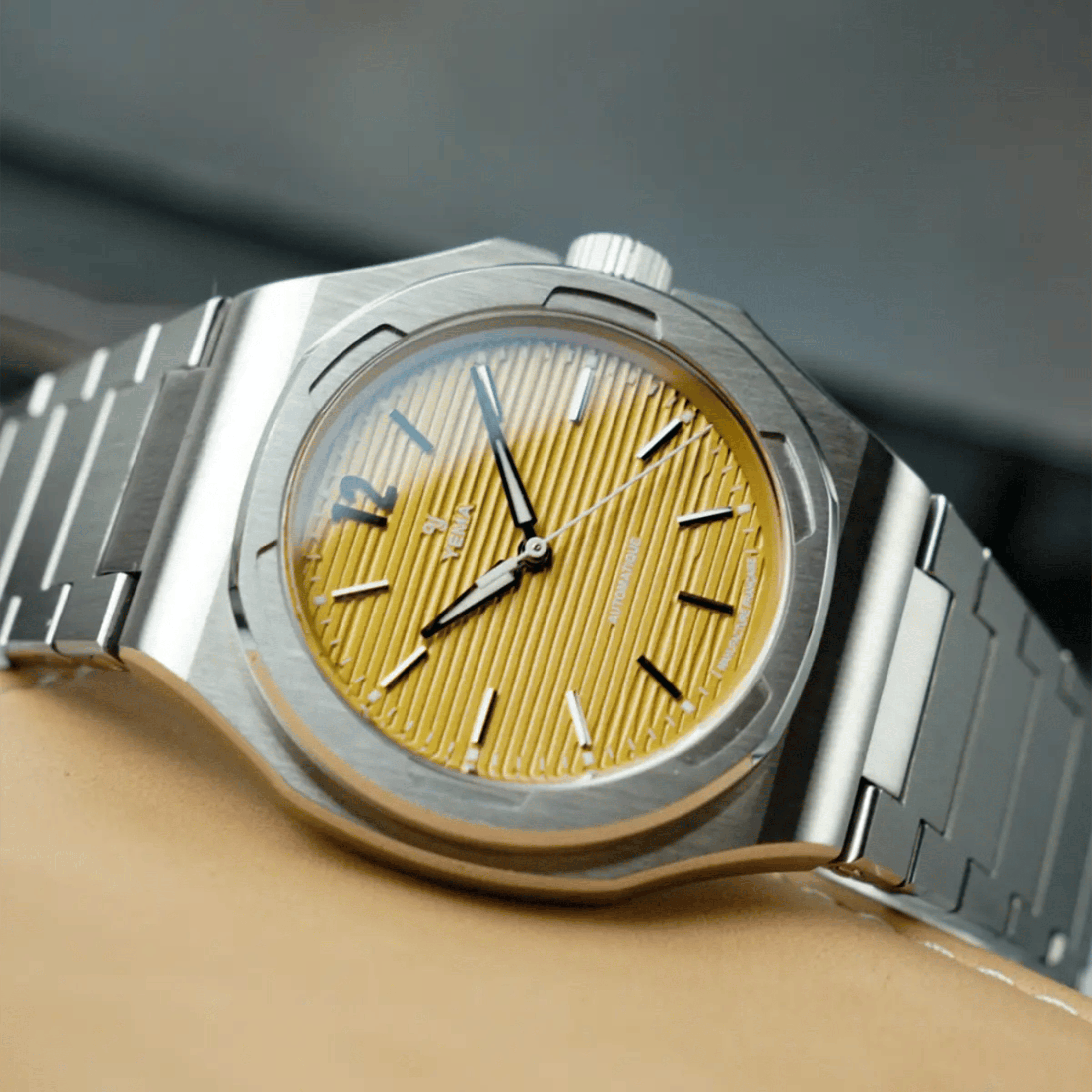 Montre Yema Wristmaster Slim CMM.20 Micro-Rotor automatique cadran jaune bracelet acier 39 mm