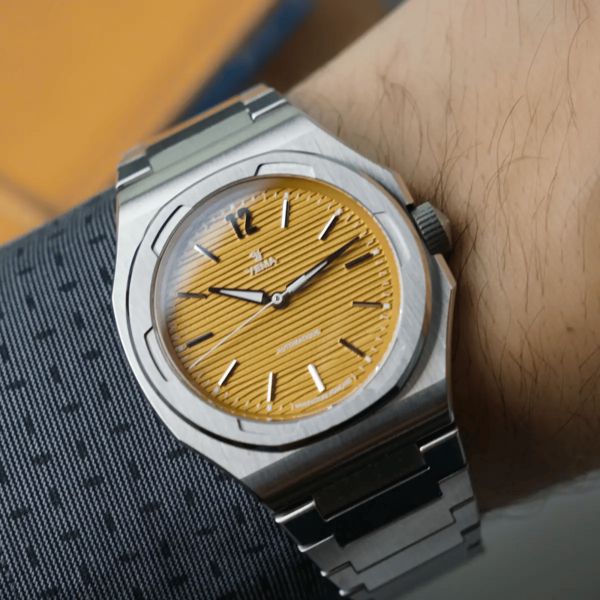 Montre Yema Wristmaster Slim CMM.20 Micro-Rotor automatique cadran jaune bracelet acier 39 mm