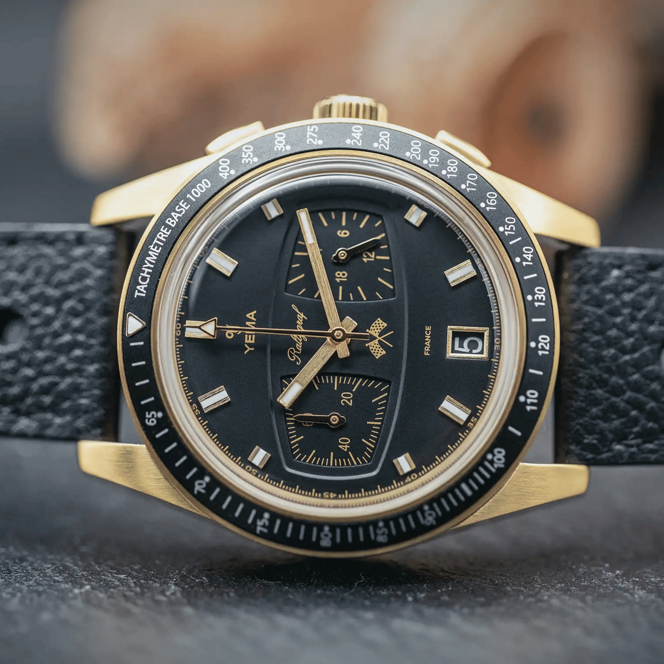 Montre Yema Rallygraf Meca-Quartz II Classic Racing School cadran noir bracelet cuir 40 mm
