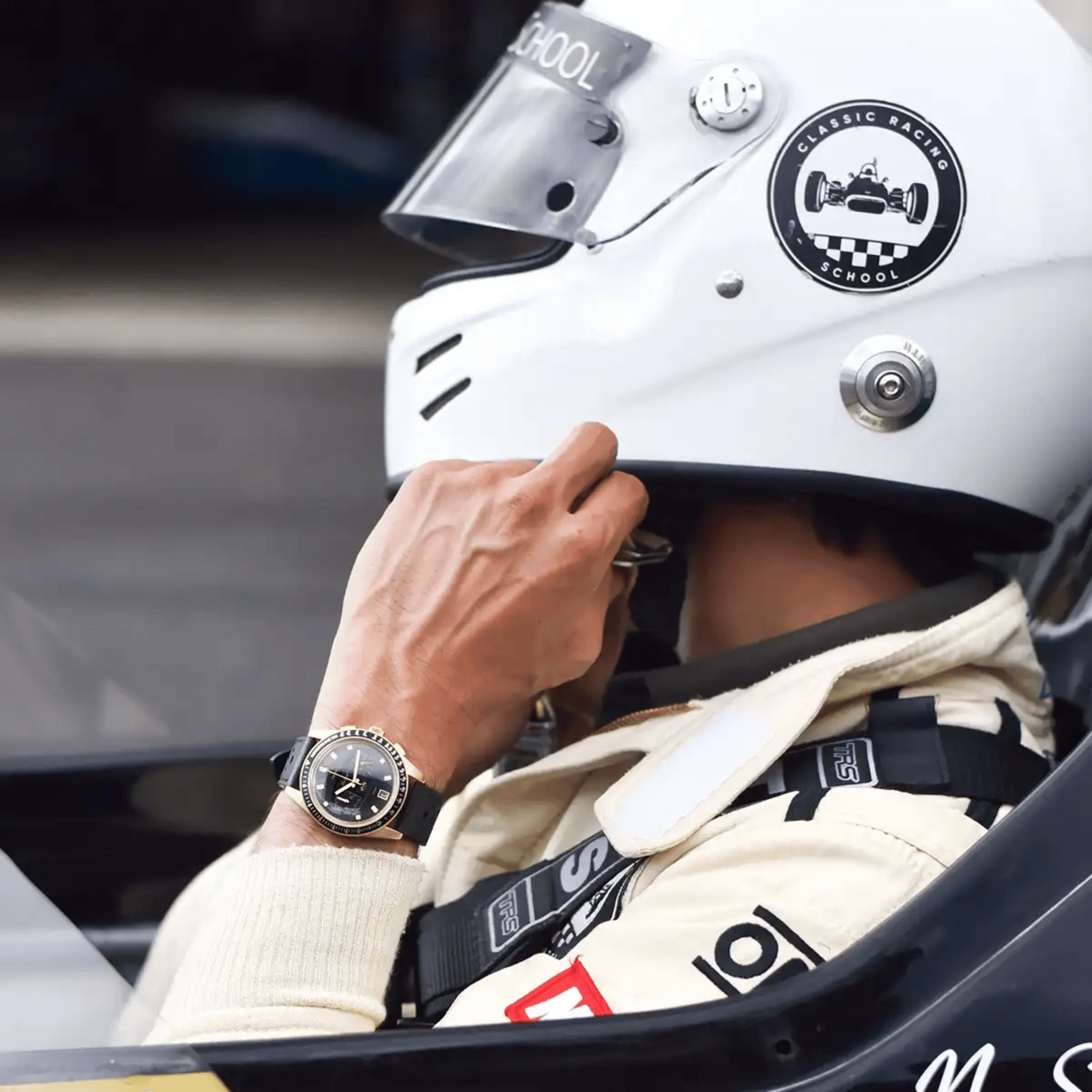 Montre Yema Rallygraf Meca-Quartz II Classic Racing School cadran noir bracelet cuir 40 mm