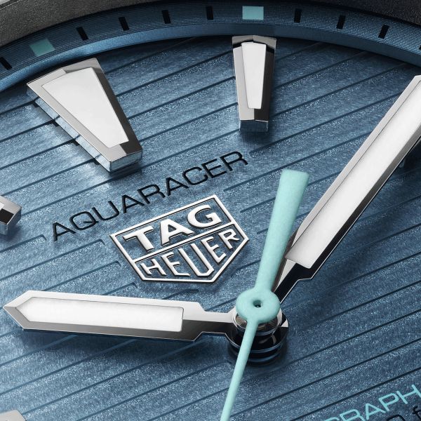 Montre TAG Heuer Aquaracer Professional 200 Solargraph quartz cadran bleu bracelet titane 40 mm WBP1182.BF0000