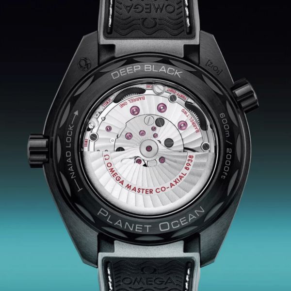 Montre Omega Seamaster Planet Ocean 600M Worldtimer céramique noire cadran noir bracelet caoutchouc 45,5 mm