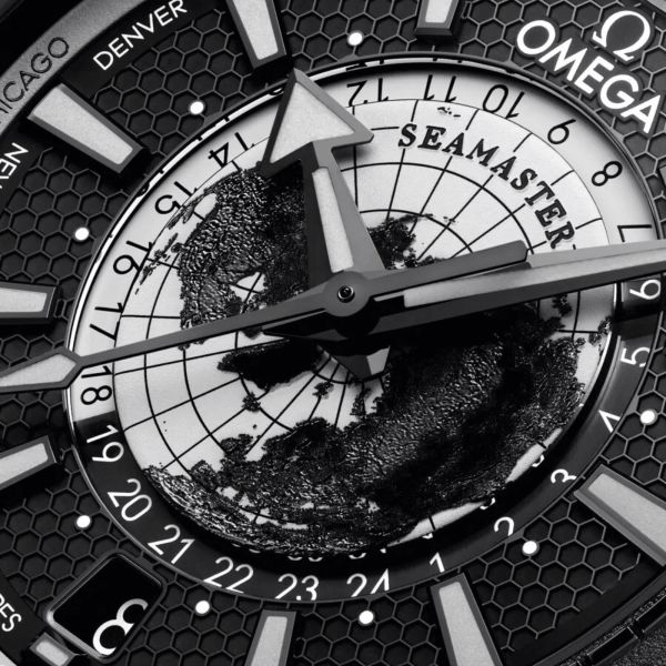 Montre Omega Seamaster Planet Ocean 600M Worldtimer céramique noire cadran noir bracelet caoutchouc 45,5 mm