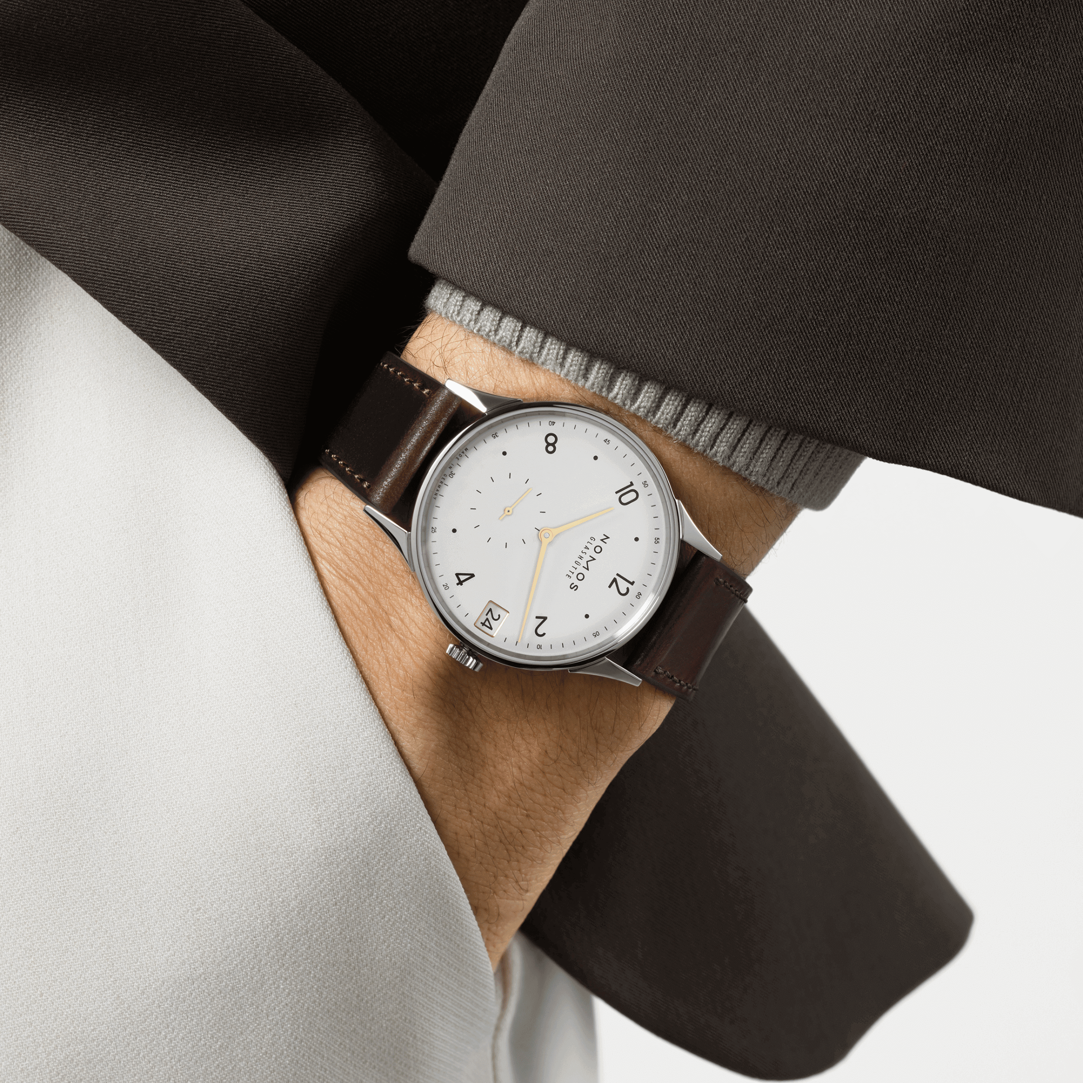 Montre NOMOS Minimatik 39 Date Gold automatique cadran blanc argenté automatique bracelet cuir 39 mm