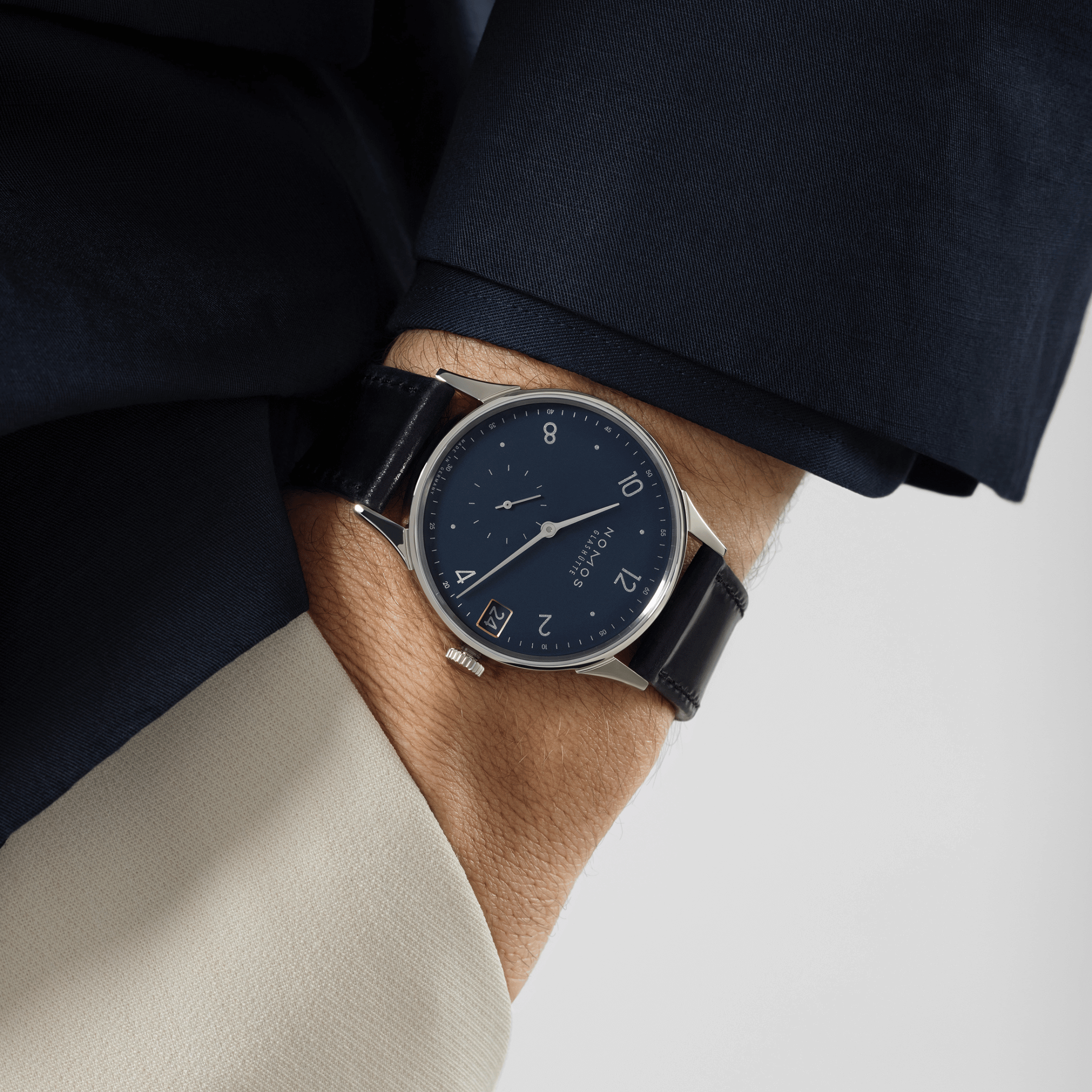 Montre NOMOS Minimatik 39 Date Blue automatique cadran bleu automatique bracelet cuir 39 mm