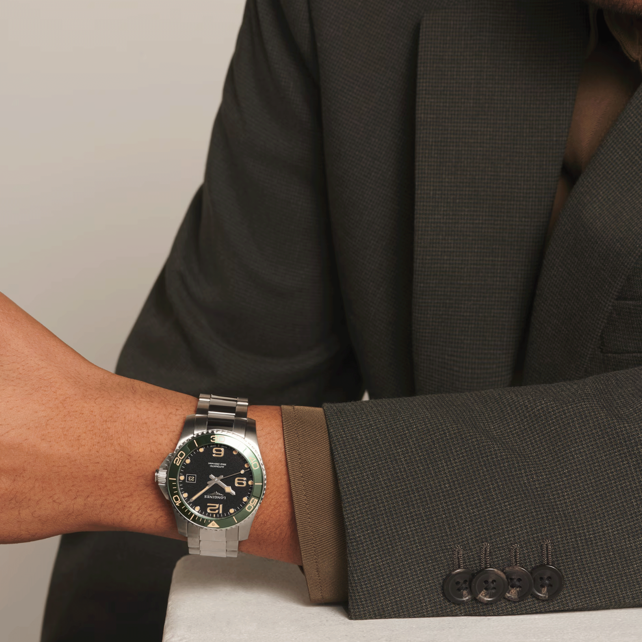Montre Longines Hydroconquest automatique lunette verte cadran noir bracelet acier 41 mm L3.781.4.05.6
