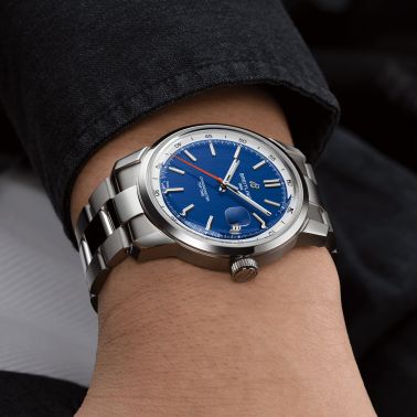 Montre Breitling Top Time B31 automatique cadran bleu bracelet acier 38 mm