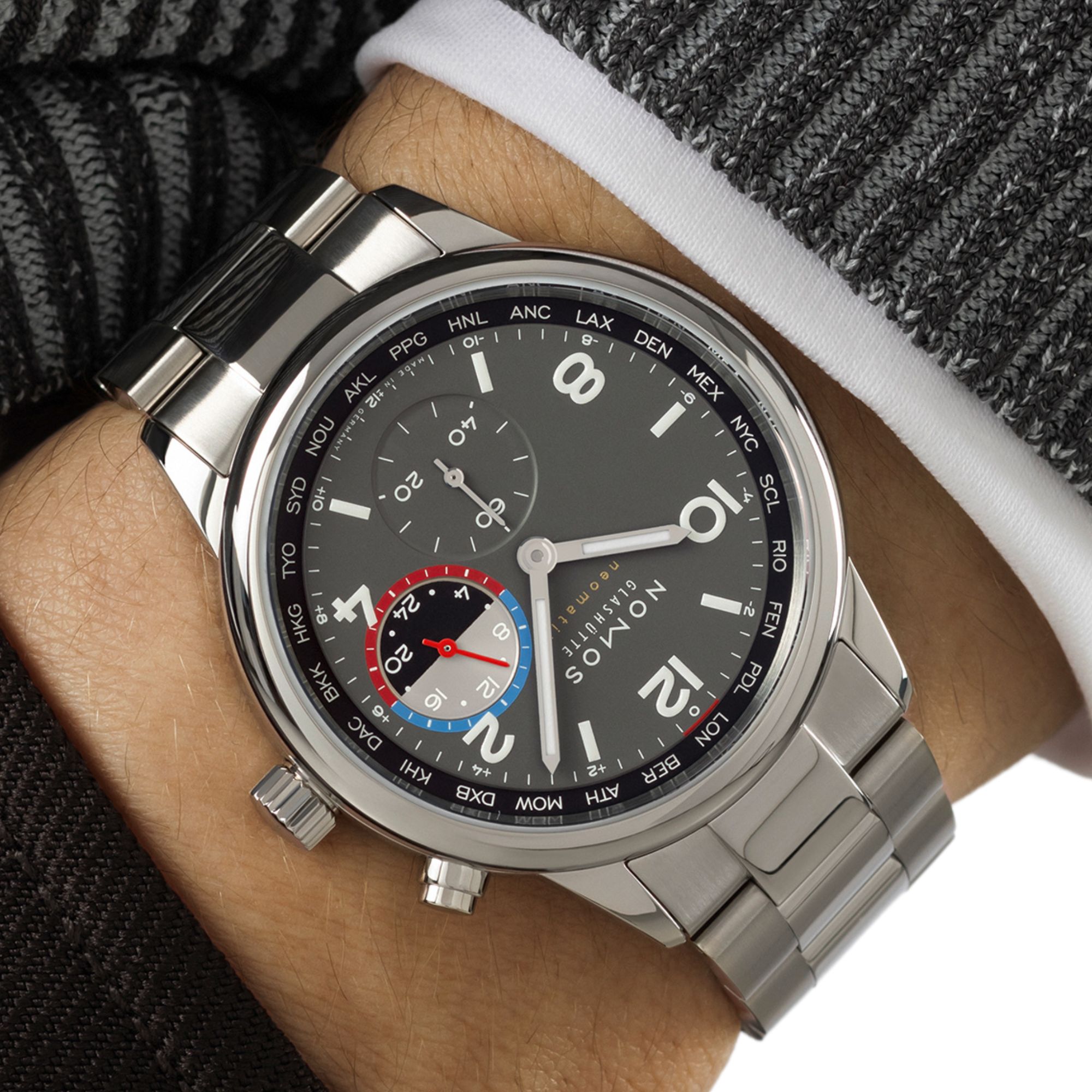 Montre Nomos Club Sport Neomatik Worldtimer Volcano fond saphir - Ed. Limitée bracelet acier 40 mm