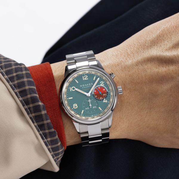 Montre Nomos Club Sport Neomatik Worldtimer Glacier fond saphir - Ed. Limitée bracelet acier 40 mm