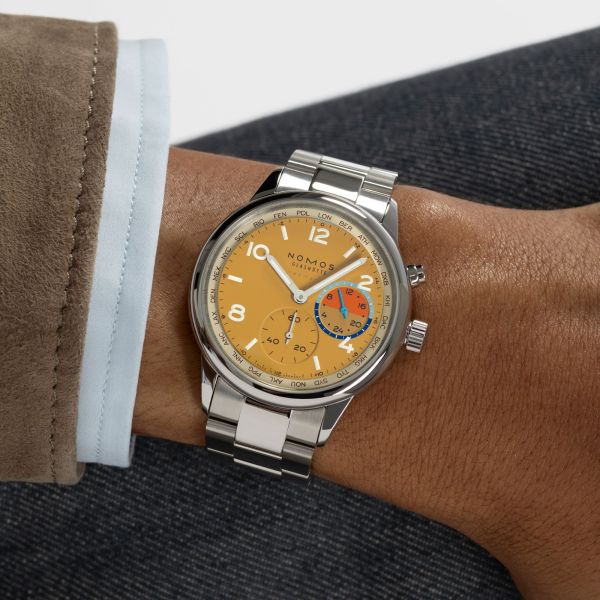 Montre Nomos Club Sport Neomatik Worldtimer Dune fond saphir - Ed. Limitée bracelet acier 40 mm