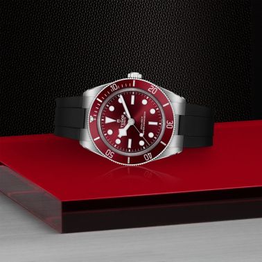 Montre Tudor Black Bay 58 automatique cadran bordeaux bracelet caoutchouc 39 mm