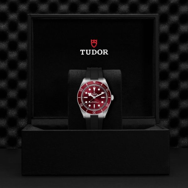 Montre Tudor Black Bay 58 automatique cadran bordeaux bracelet caoutchouc 39 mm
