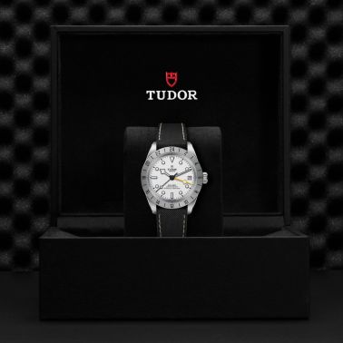 Montre Tudor Black Bay Pro automatique cadran blanc opalin bracelet cuir et caoutchouc 39 mm