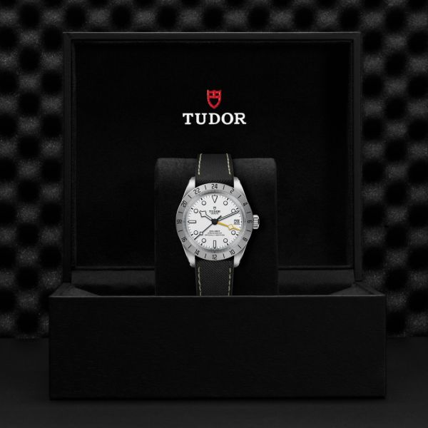Montre Tudor Black Bay Pro automatique cadran blanc opalin bracelet cuir et caoutchouc 39 mm