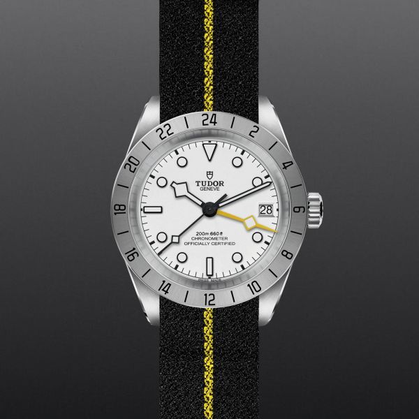 Montre Tudor Black Bay Pro automatique cadran blanc opalin bracelet tissu 39 mm