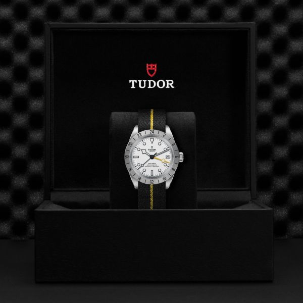 Montre Tudor Black Bay Pro automatique cadran blanc opalin bracelet tissu 39 mm